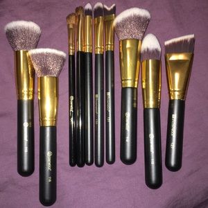 Set of 12 misc makeup brushes